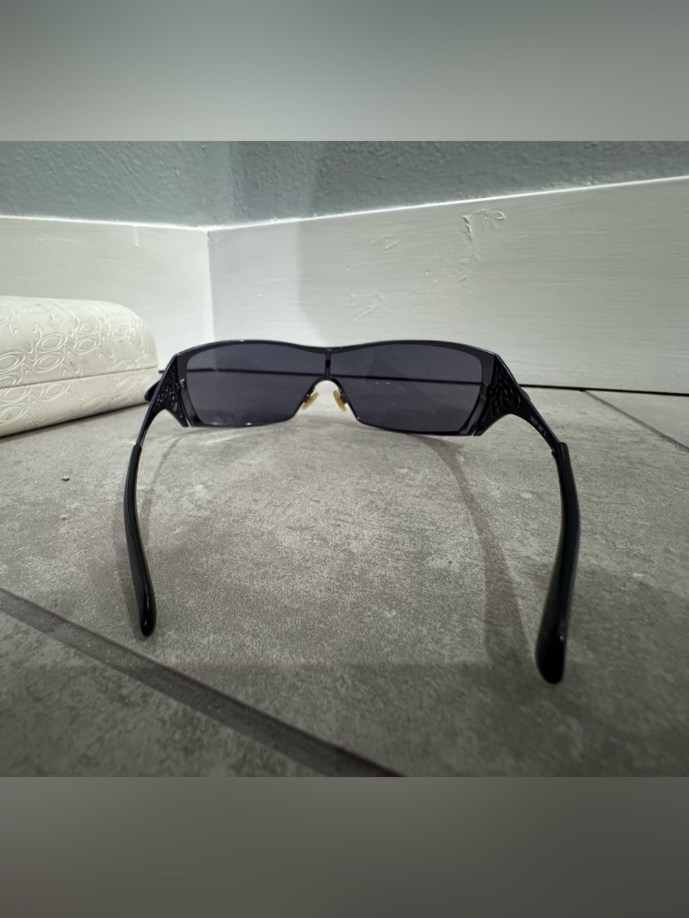 Oakley Dart OO4008 sunglasses featuring a polished black frame with grey lenses - Picture 4 of 15